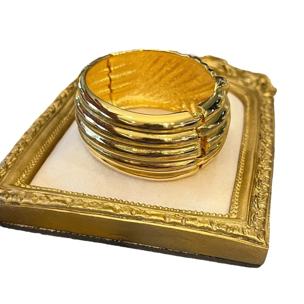 Wide Chunky Linear Ribbed Gold Tone‎ Bangle Bracelet Vintage Jewelry Boho Mod